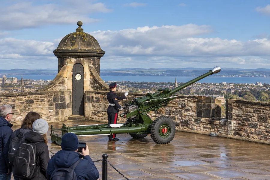 The Edinburgh Castle gun battery before the One o’Clock Gun firing